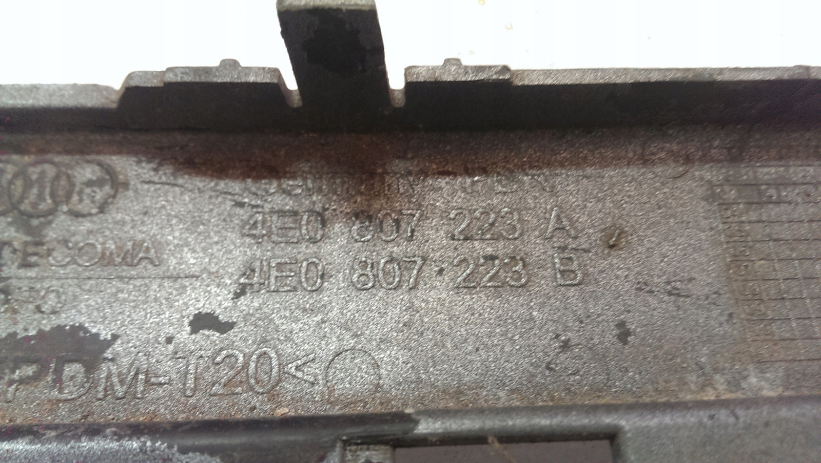 Listwa zderzaka lewy przód AUDI A8 4E0807223A