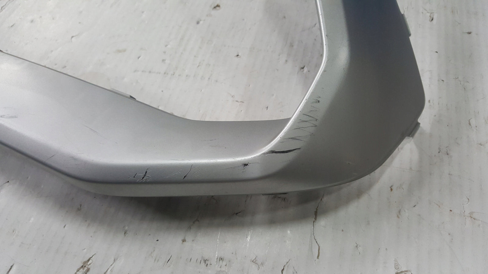 Listwa zderzaka tylnego prawa strona AUDI Q3 83F807968 demontaż