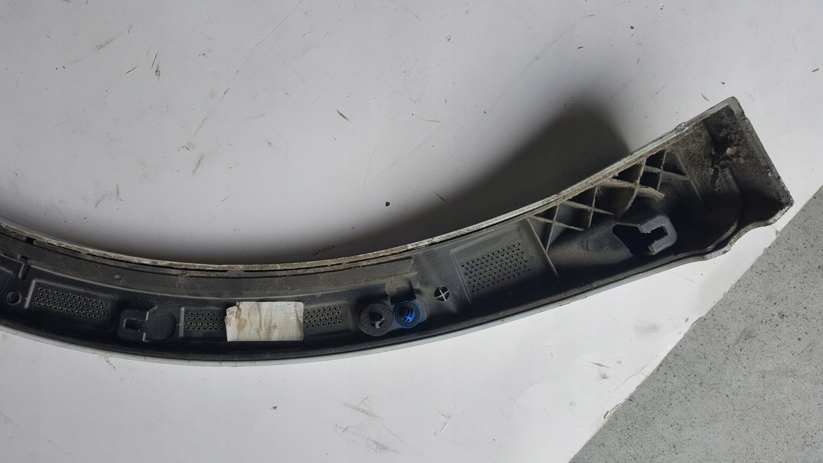 Listwa błotnika prawy tył AUDI Q3 83A853818B demontaż