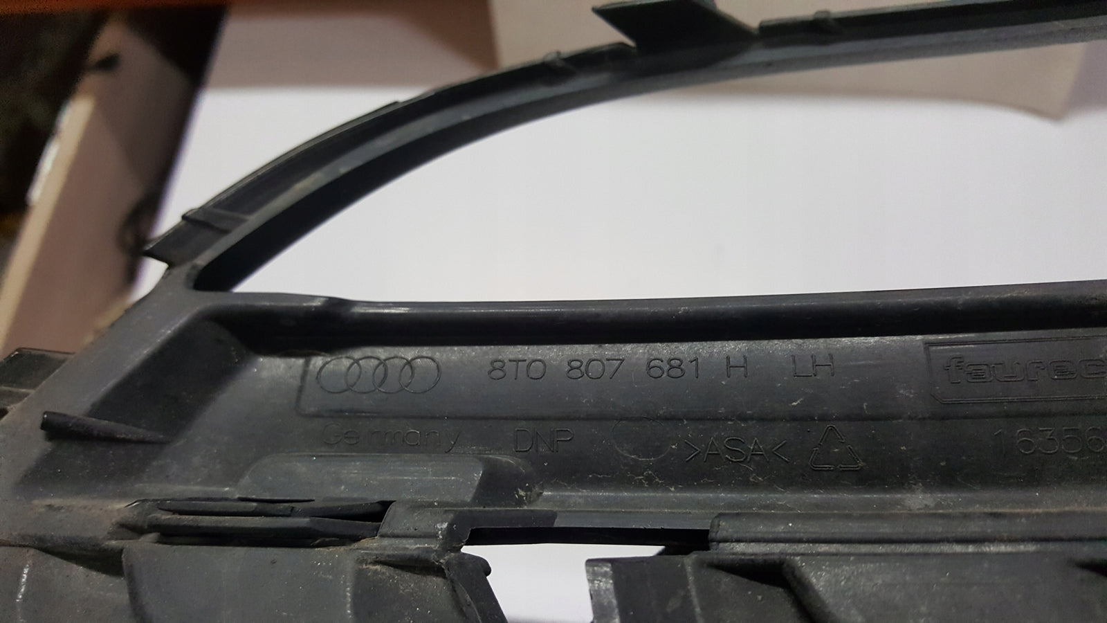 Kratka zderzaka lewy przód AUDI A5 8T0807681H demontaż
