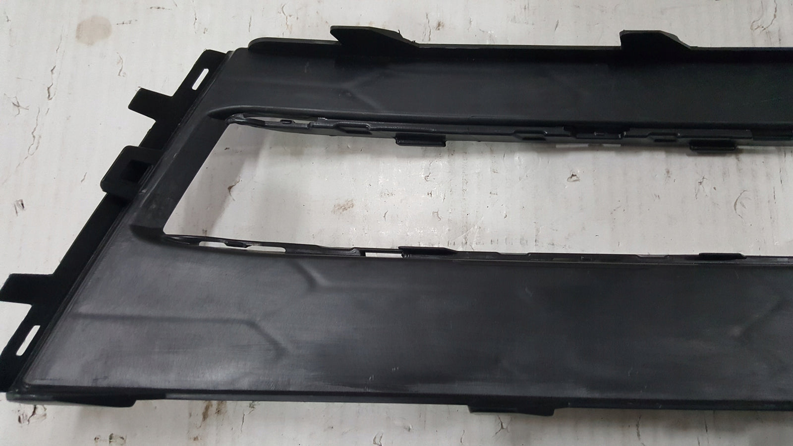 Kratka zderzaka lewy przód SKODA SUPERB III 3V0853665B demontaż