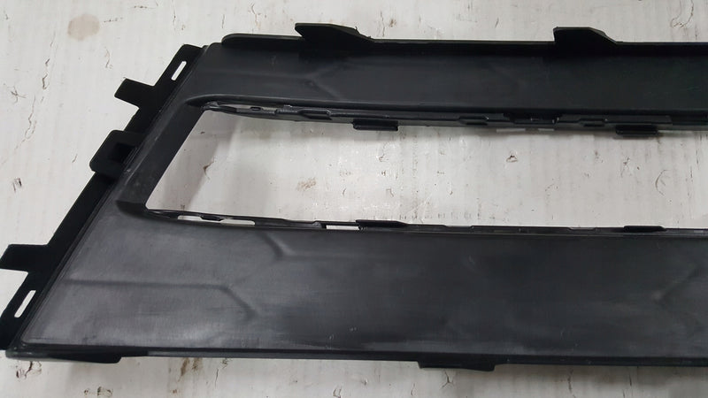 Kratka zderzaka lewy przód SKODA SUPERB III 3V0853665B demontaż