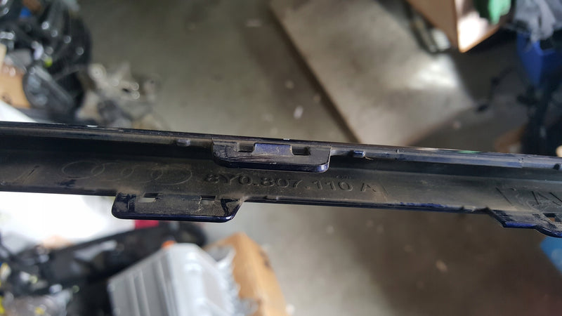 Listwa zderzaka przedniego AUDI A3 8Y0807110A demontaż