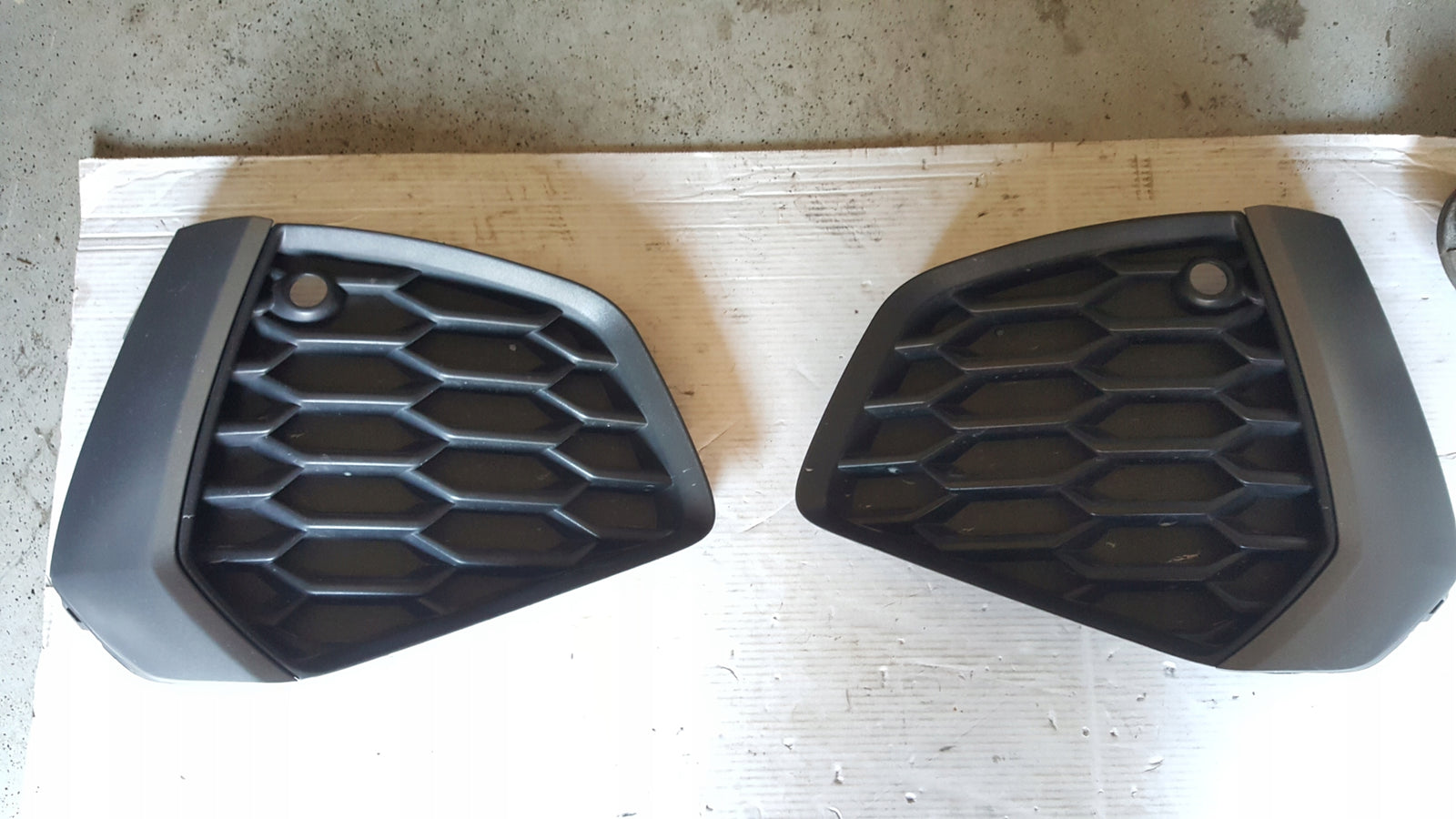 Kratki zderzaka przedniego AUDI A3 8Y0807681B/682B