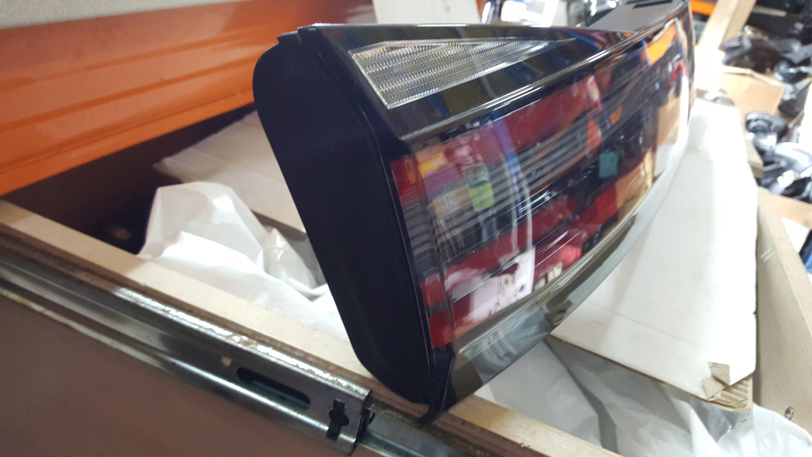 Lampa blenda klapy bagażnika VW TIAGO 2G7945093 demontaż