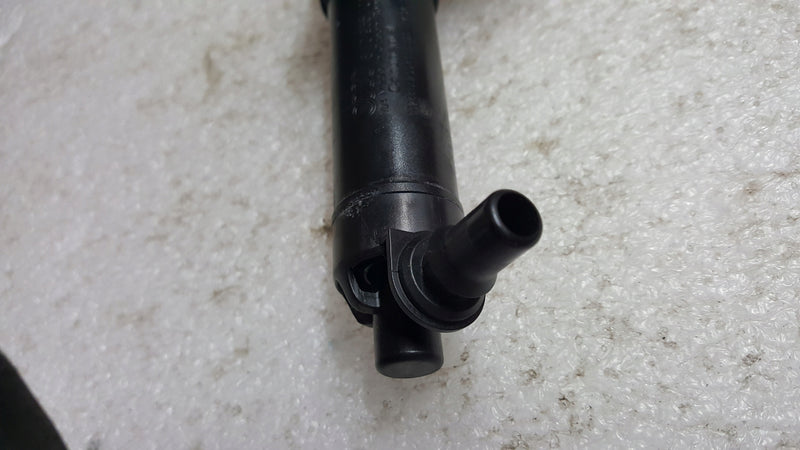 Prawy spryskiwacz reflektora AUDI A4 (B9) 8W0955102A demontaż