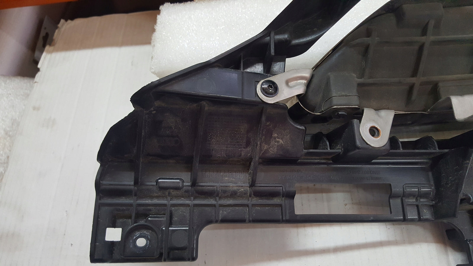 Prawa końcówka wydechu + uchwyt AUDI A4 (B9) 8W0253826Q 8W0807348G demontaż