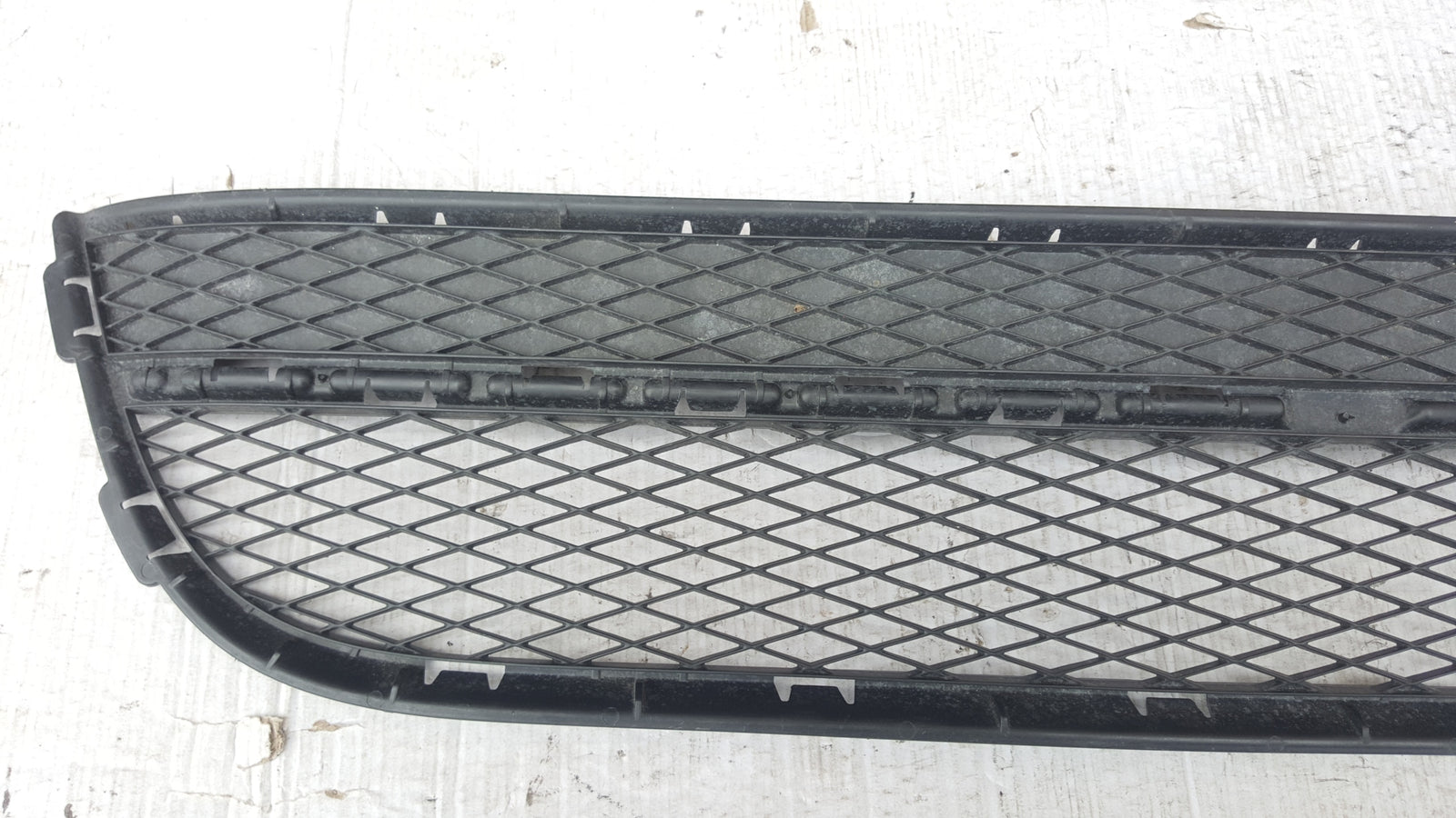 Środkowa kratka zderzaka przedniego VW TIGUAN 5N0853677 demontaż
