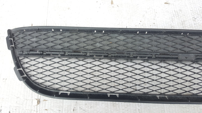 Środkowa kratka zderzaka przedniego VW TIGUAN 5N0853677 demontaż