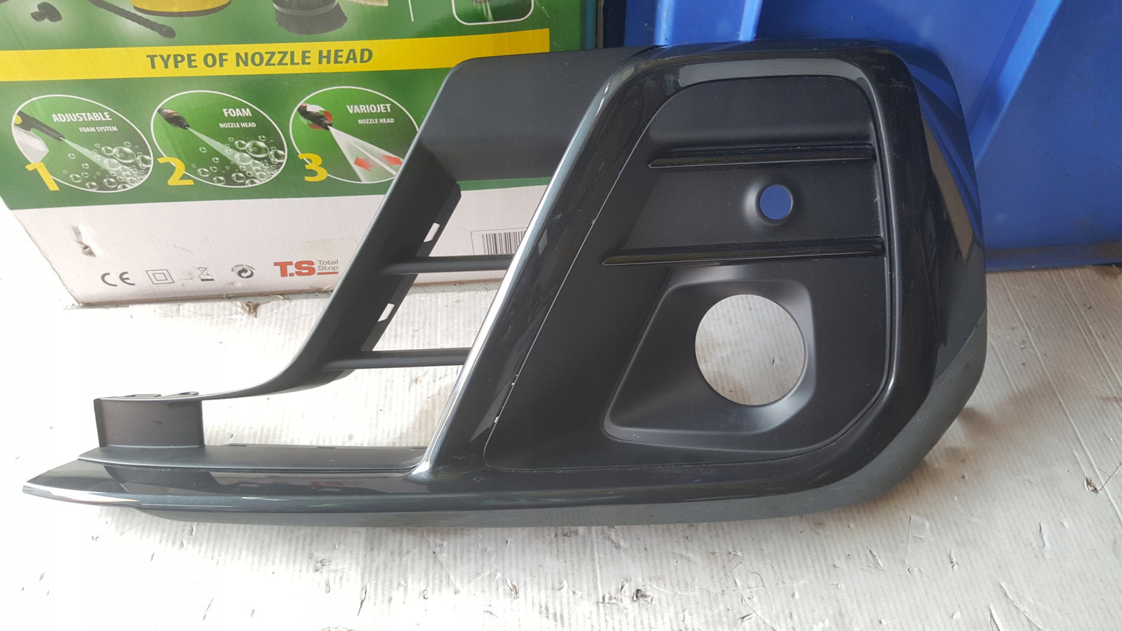 Kratka zderzaka przedniego lewa strona AUDI A8 (D5) 4N0807681 demontaż