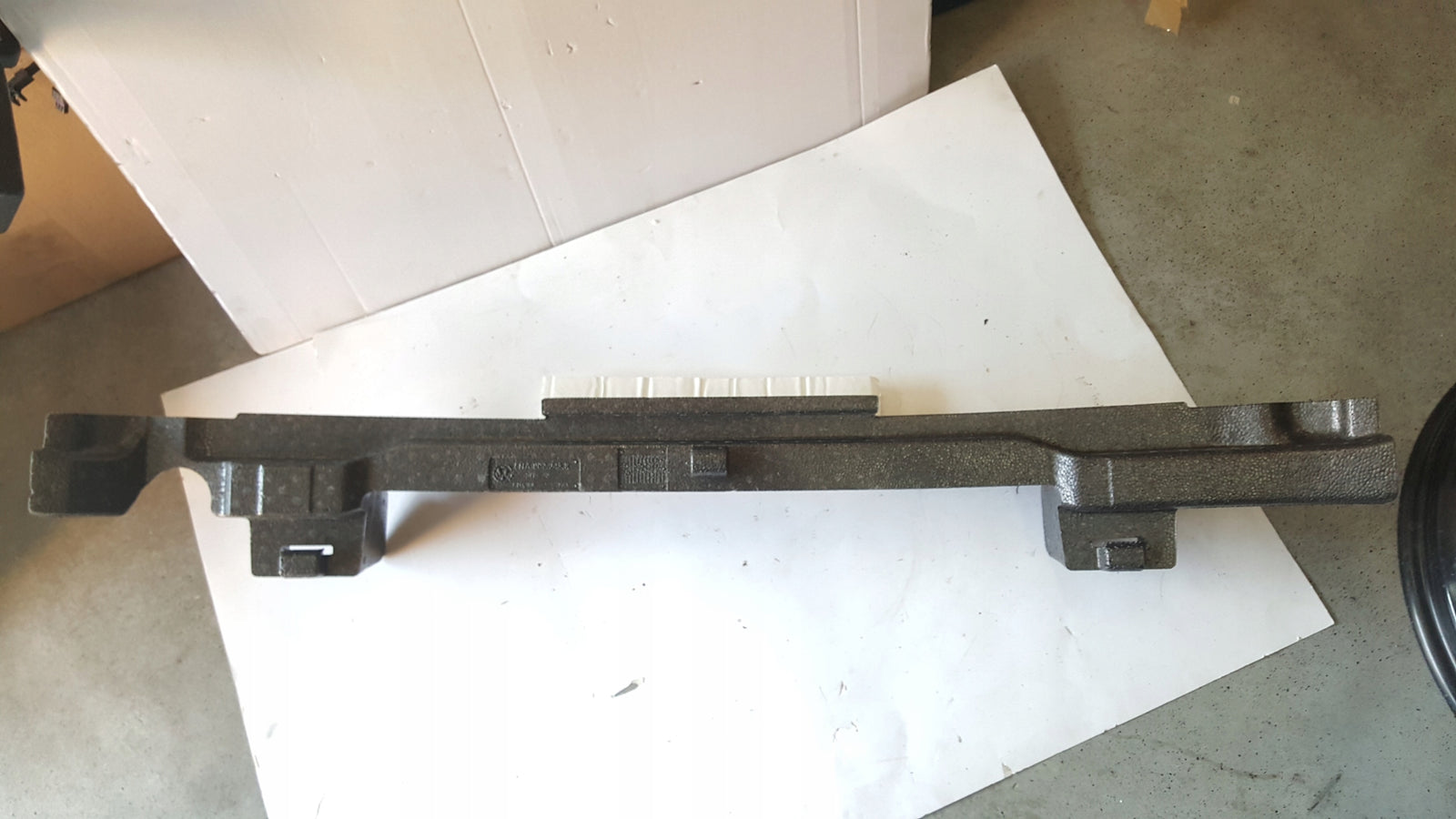 Absorber pianka zderzaka przedniego VW TIGUAN 5NA807248R demontaż