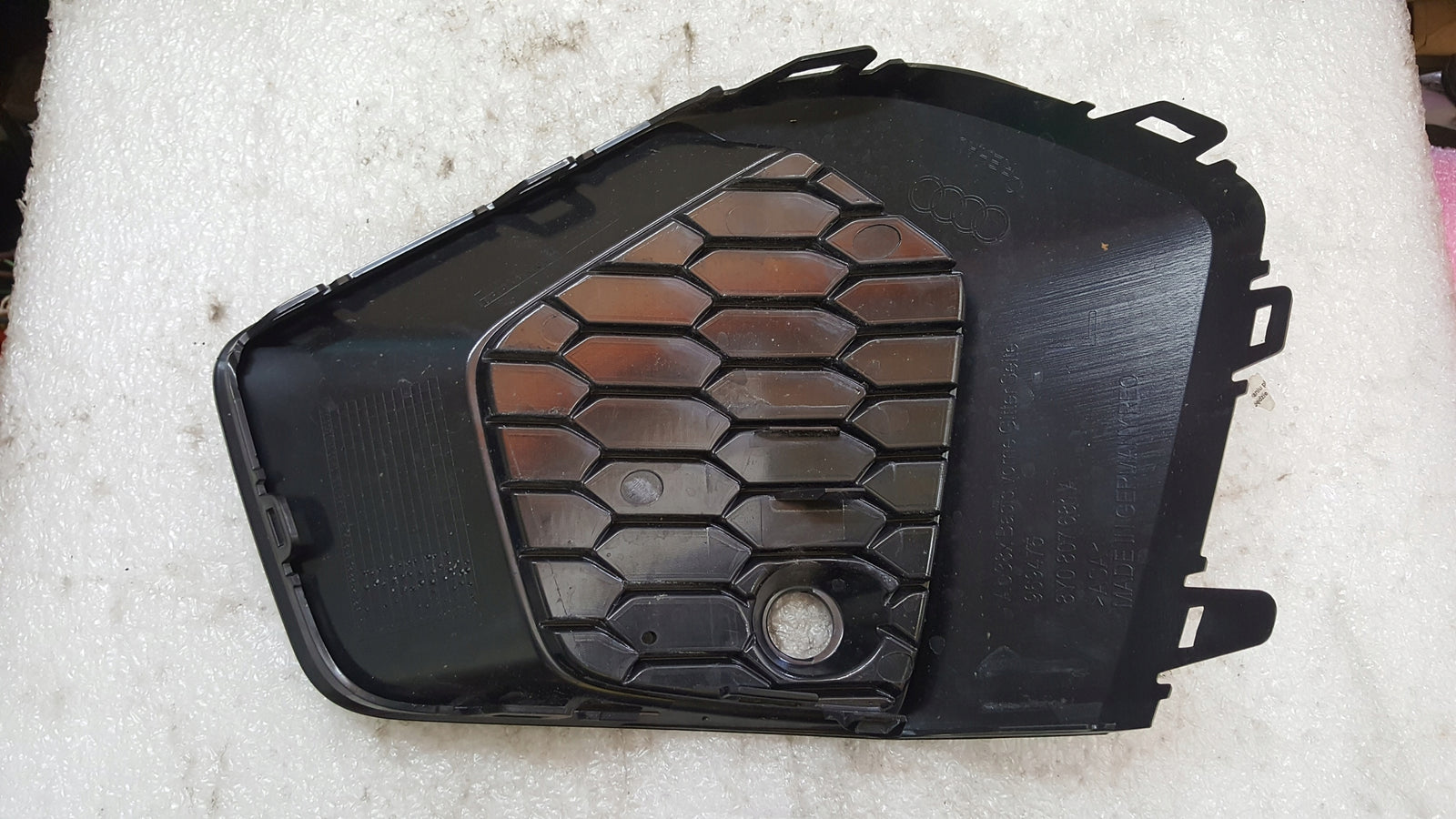Kratka zderzaka lewy przód AUDI A3 8Y0807681A