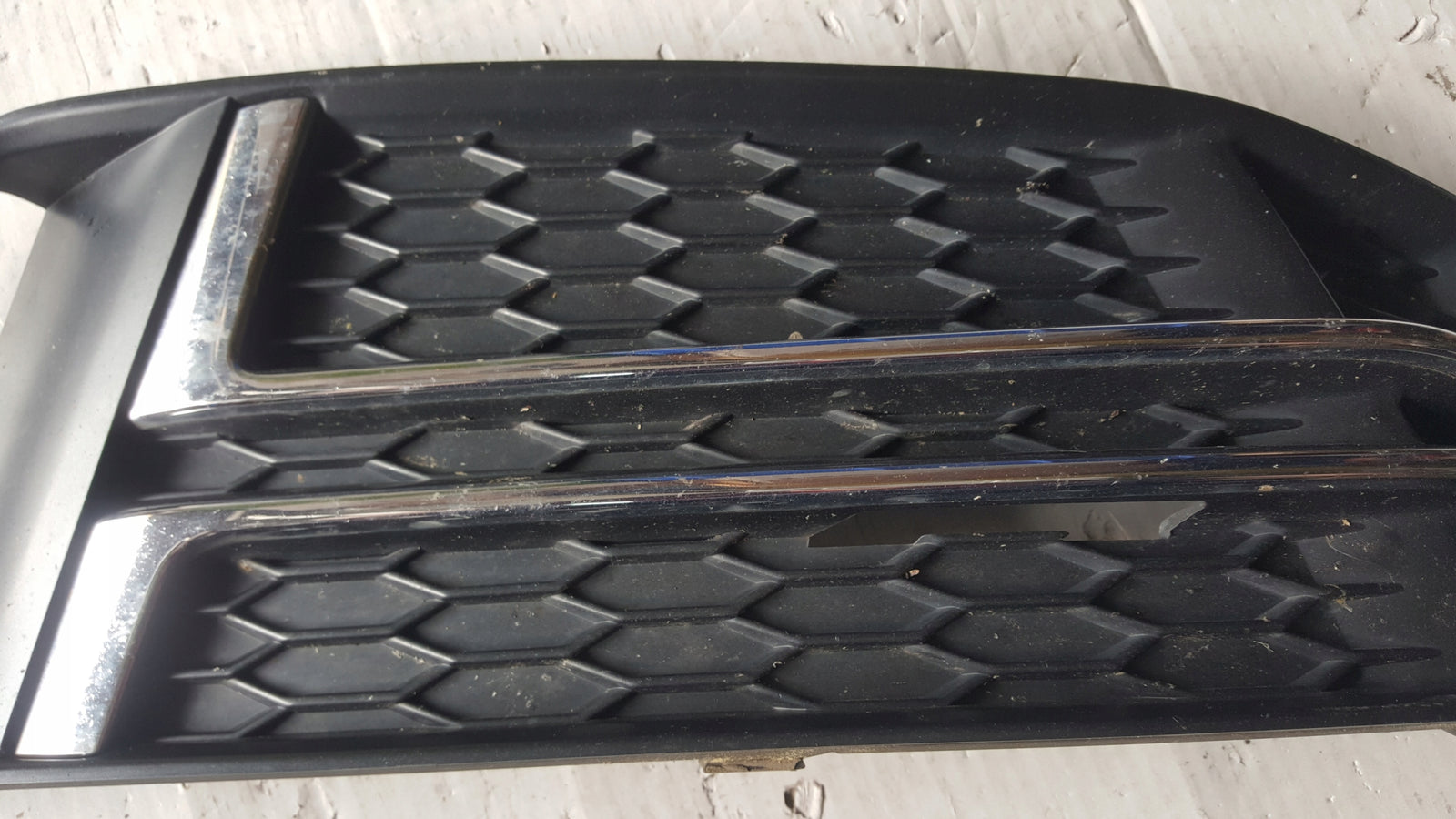 Kratka zderzaka przedniego prawa strona AUDI A4 (B9) 8W0807682F demontaż