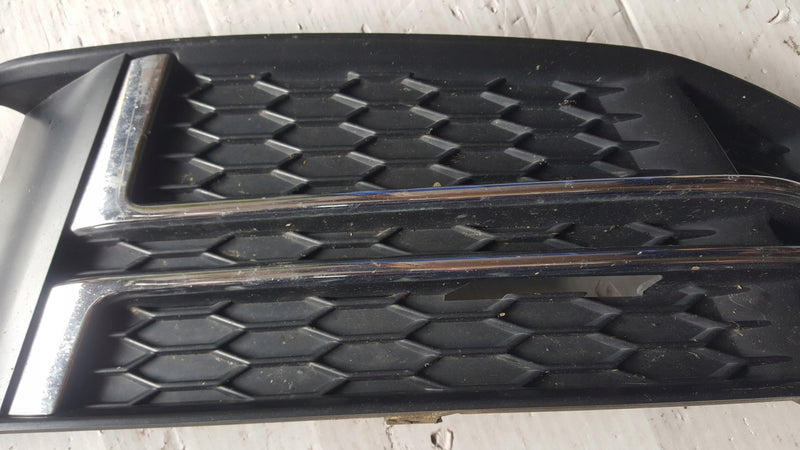 Kratka zderzaka przedniego prawa strona AUDI A4 (B9) 8W0807682F demontaż