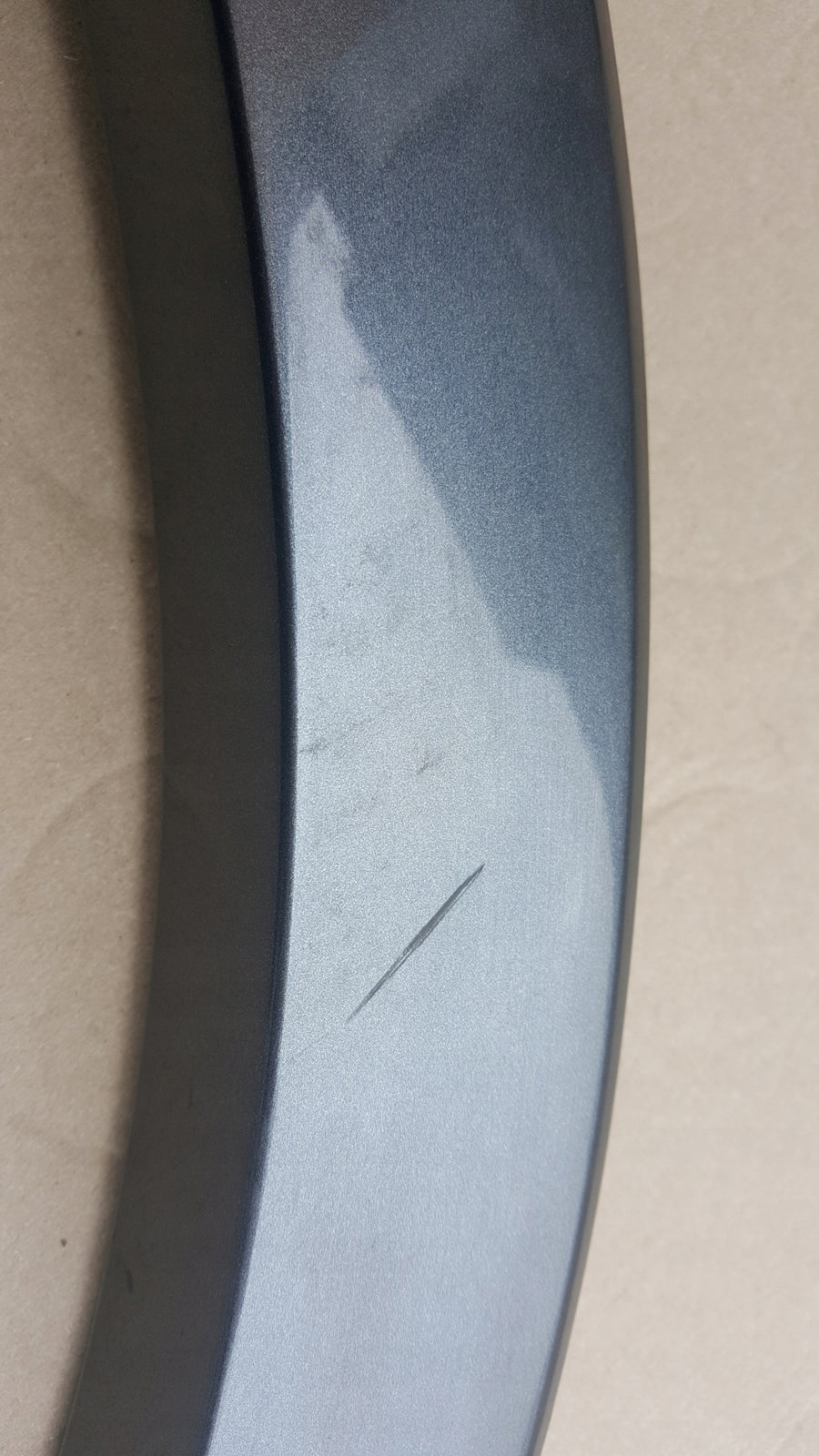Listwa błotnika prawy przód AUDI Q3 8U0853718A demontaż