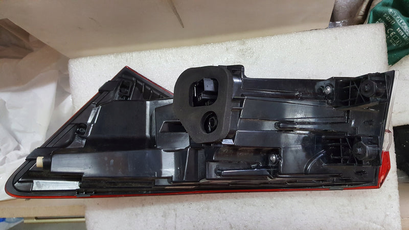 Tylna lewa lampa LED w błotnik SKODA KODIAQ 565945207B demontaż