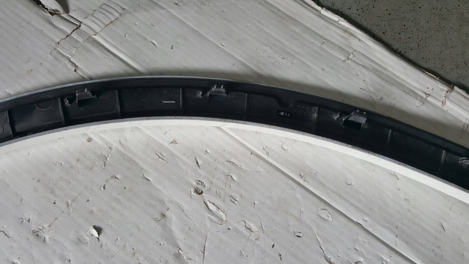 Listwa błotnika prawy tył AUDI Q5 80A853818A demontaż