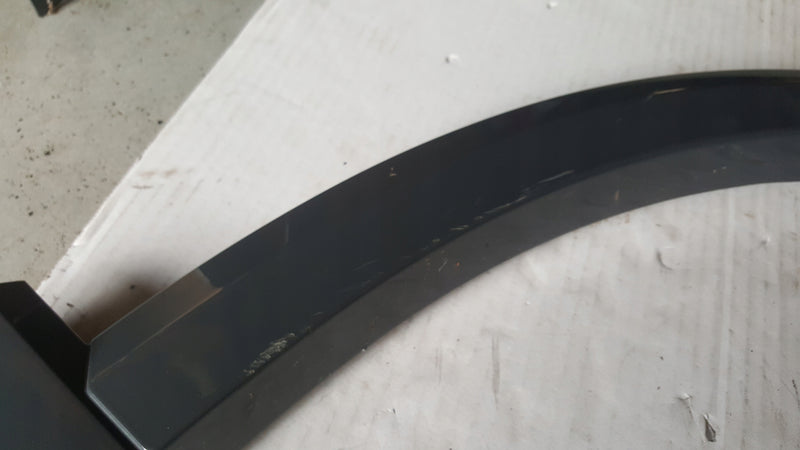 Listwa błotnika prawy przód AUDI Q2 81A853718A