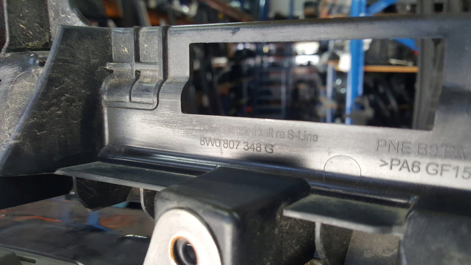 Prawa końcówka wydechu + uchwyt AUDI A4 (B9) 8W0253826Q 8W0807348G demontaż