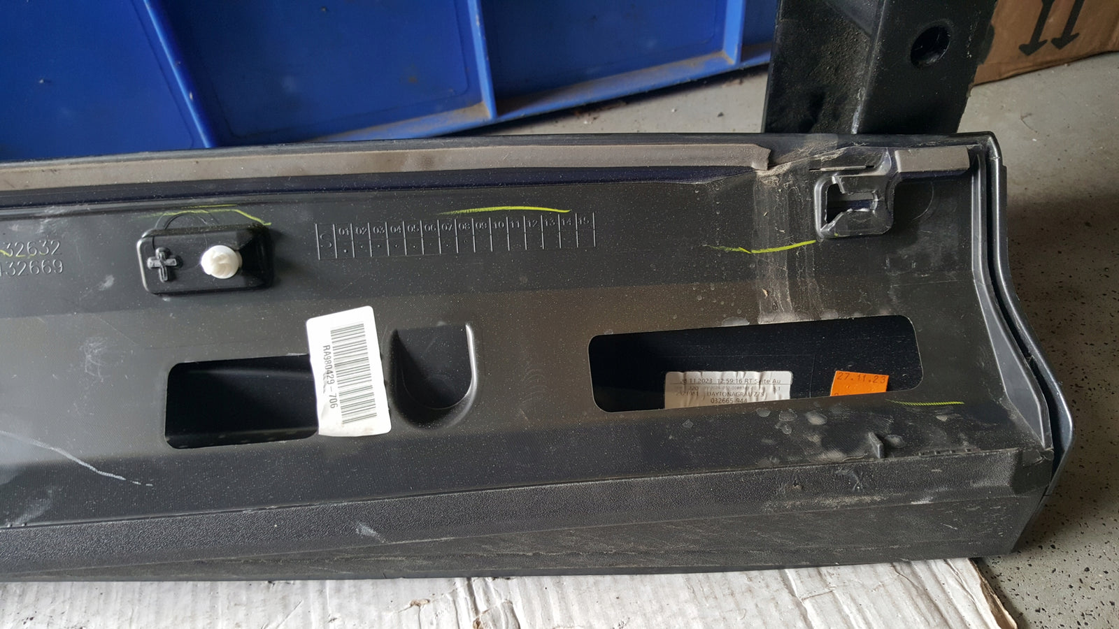 Listwa drzwi lewy przód AUDI Q3 II 83A853959A/B demontaż