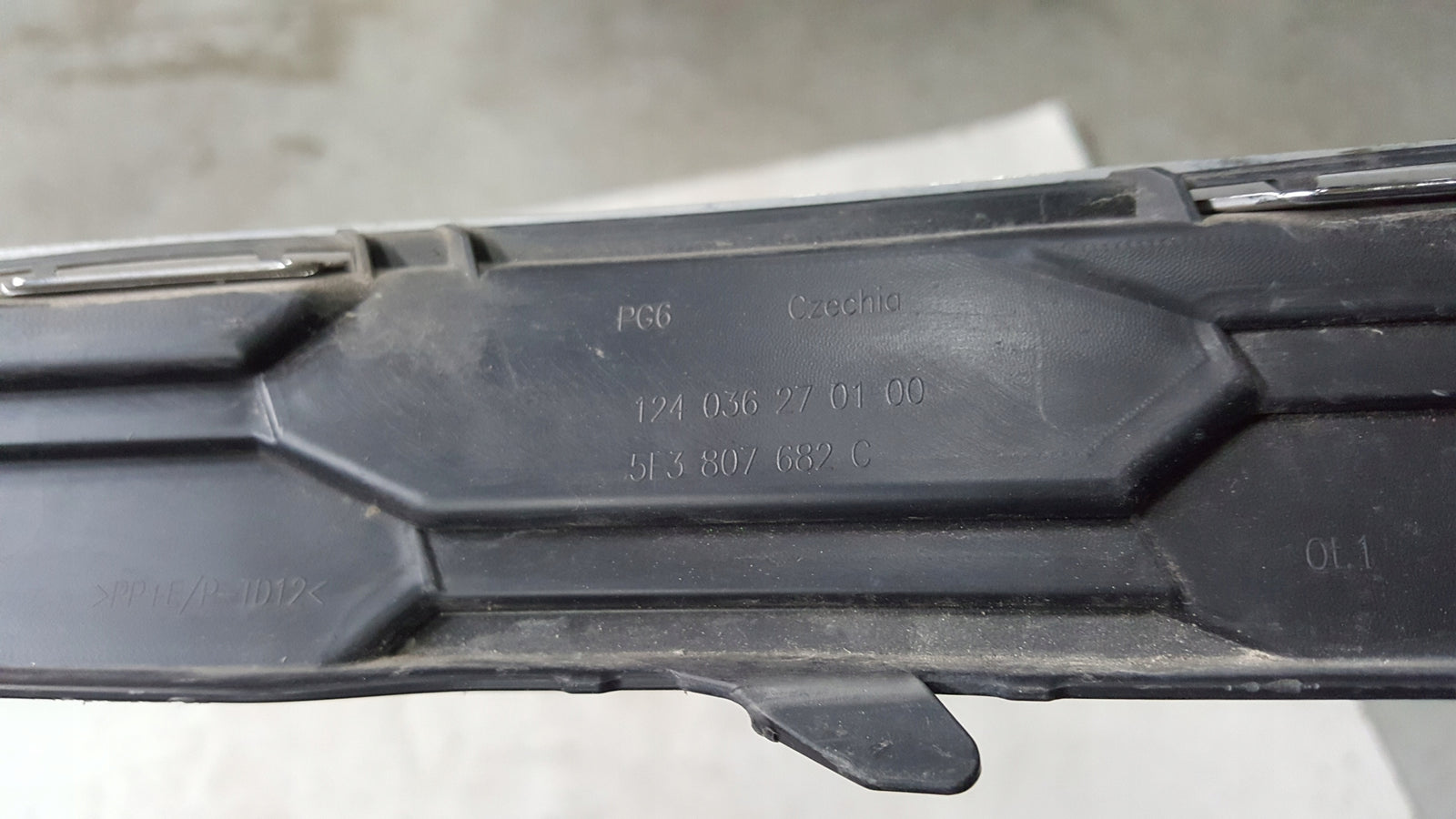 Kratka zderzaka PR przód SKODA OCTAVIA 5E3807682C