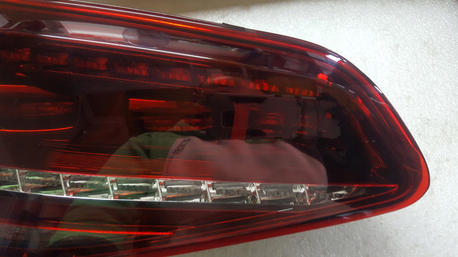 Lewa tylna lampa LED w klapę VW Golf VII 5G0945307D demontaż