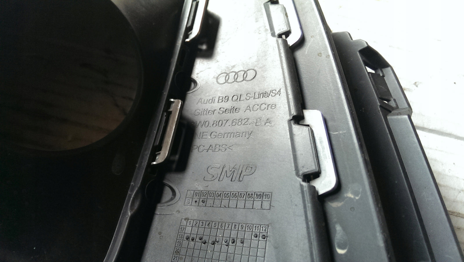 Kratka zderzaka prawy przód AUDI A4 B9 8W0807682BA