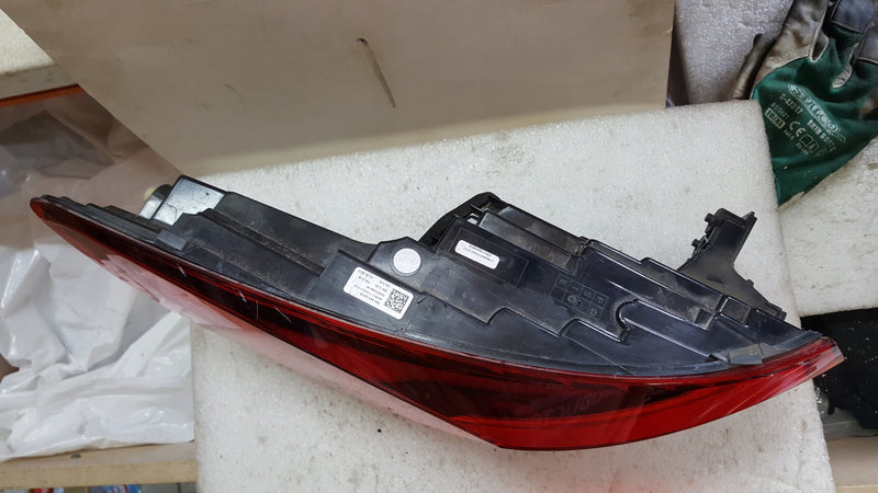 Tylna lewa lampa LED w błotnik SKODA KODIAQ 565945207B demontaż