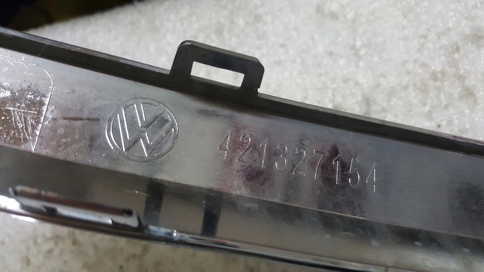 Listwa chrom zderzaka tylnego lewa strona VW TOUAREG 760853841 demontaż
