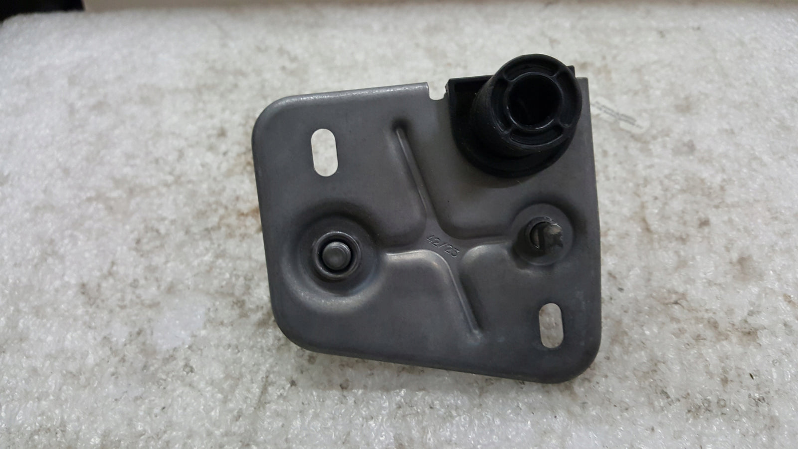 Rygiel zamek maski prawa strona SKODA OCTAVIA 5E3823186A demontaż