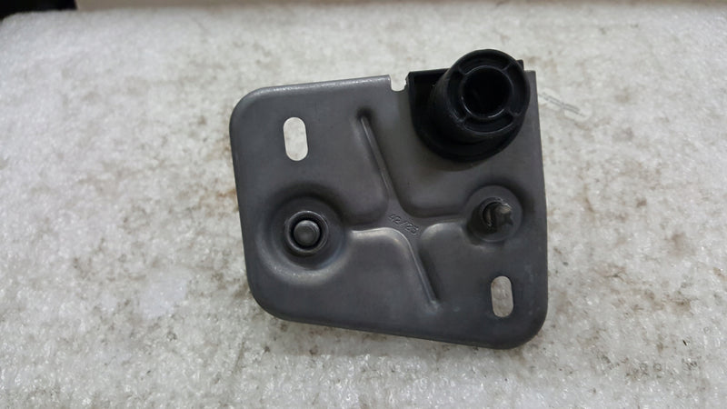 Rygiel zamek maski prawa strona SKODA OCTAVIA 5E3823186A demontaż