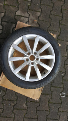 Felga alu VW 5G0601025K 6x17 5x112 ET48 z oponą Michelin 205/50 93H zima