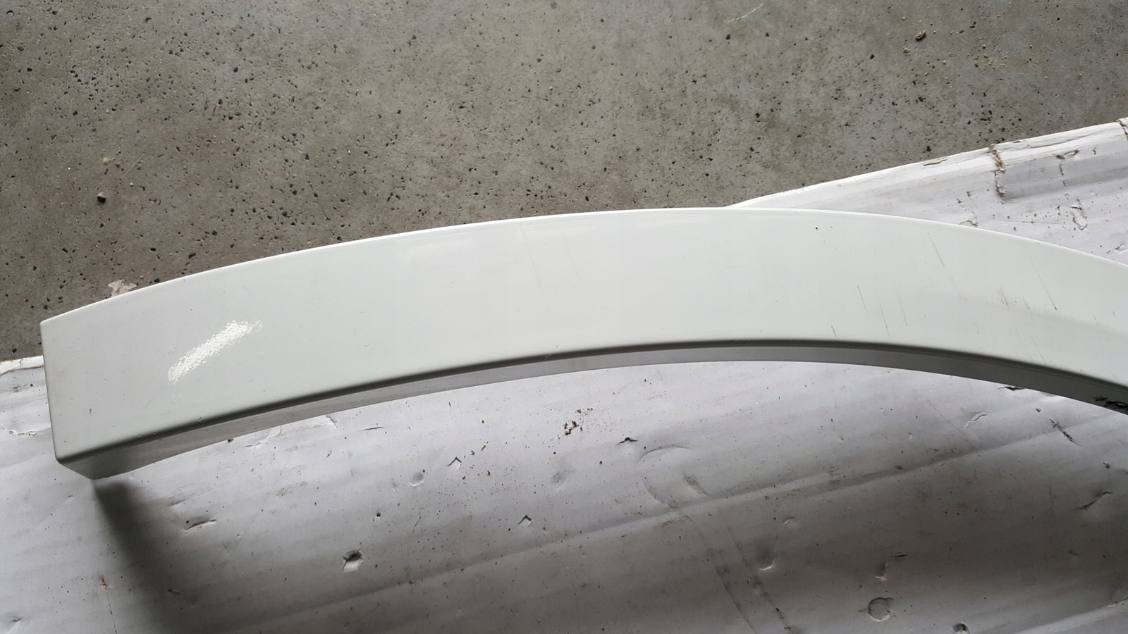 Listwa błotnika prawy tył VW TOUAREG 3 760853818C
