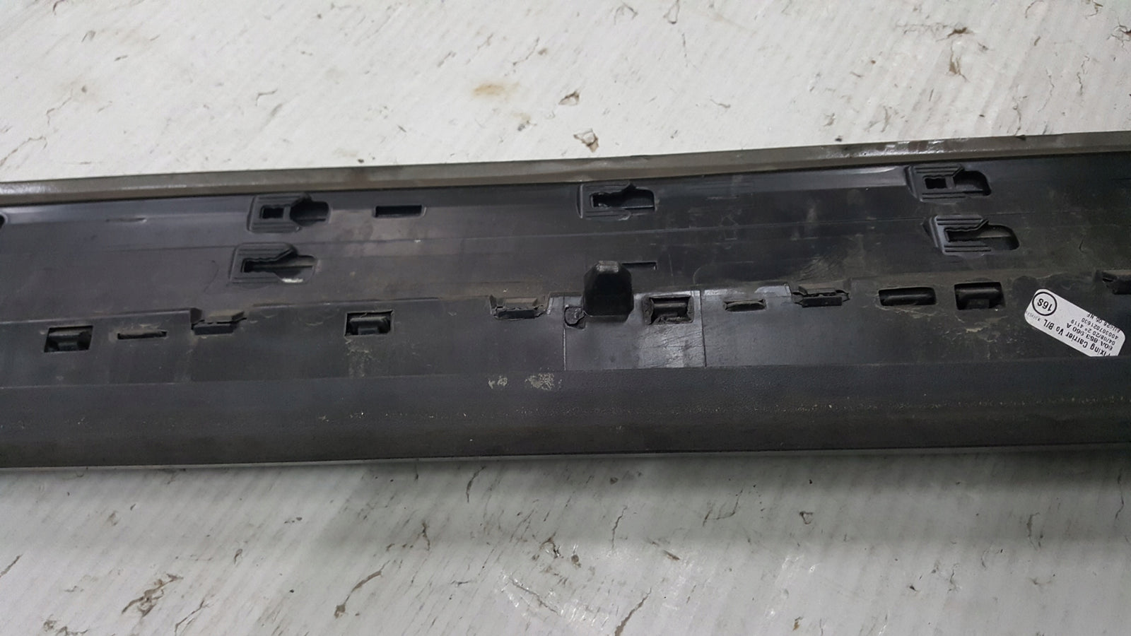 Listwa drzwi prawy przód AUDI Q5 80A853960A demontaż