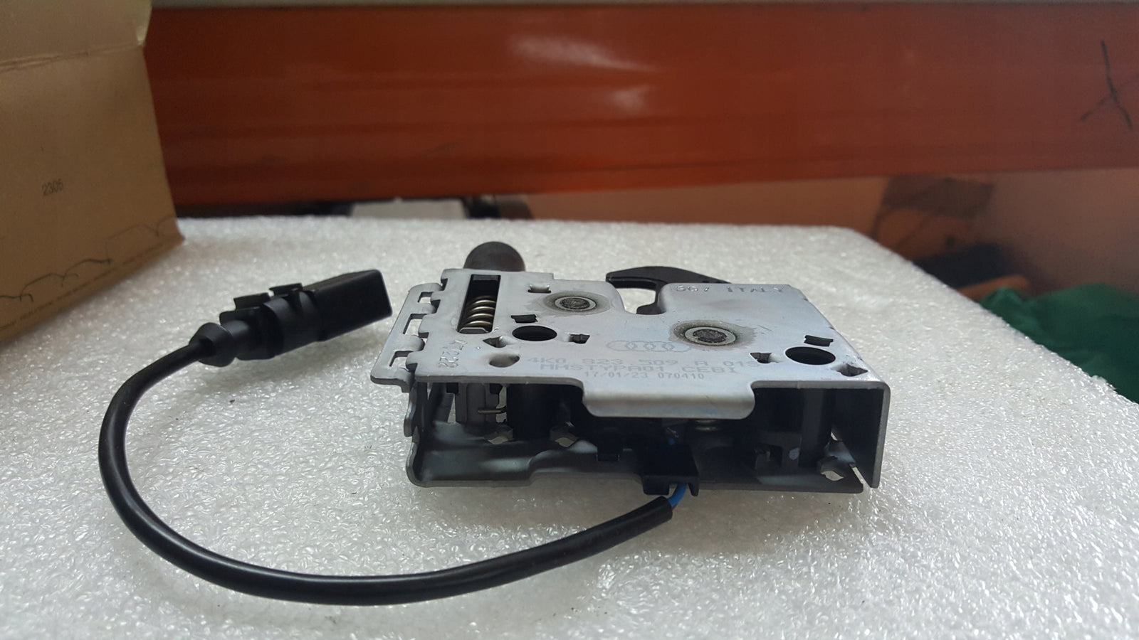 Zamek maski AUDI A6 C8 A7 RS6 4K0823509A NOWY