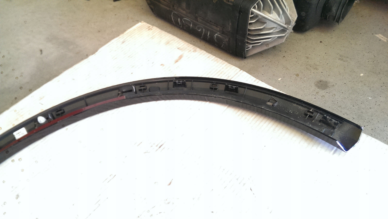 Listwa błotnika lewy przód AUDI Q2 81A853717A