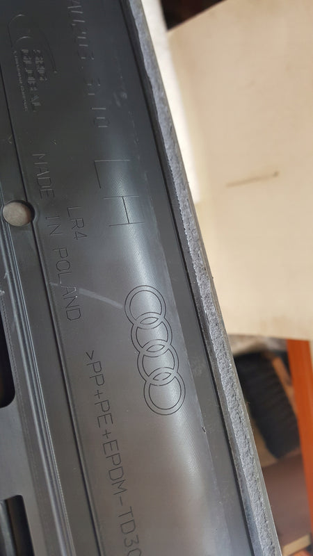 Listwa drzwi lewy tył AUDI Q4 e-tron 89A853969A demontaż