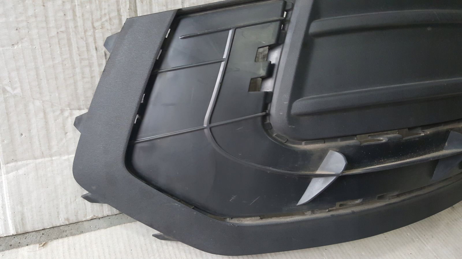 Kratka zderzaka tylnego lewa strona AUDI Q5 80F807319 demontaż