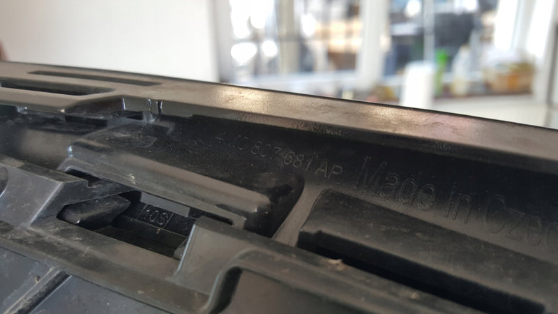 Kratka zderzaka lewy przód AUDI Q7 4M0807681AP demontaż