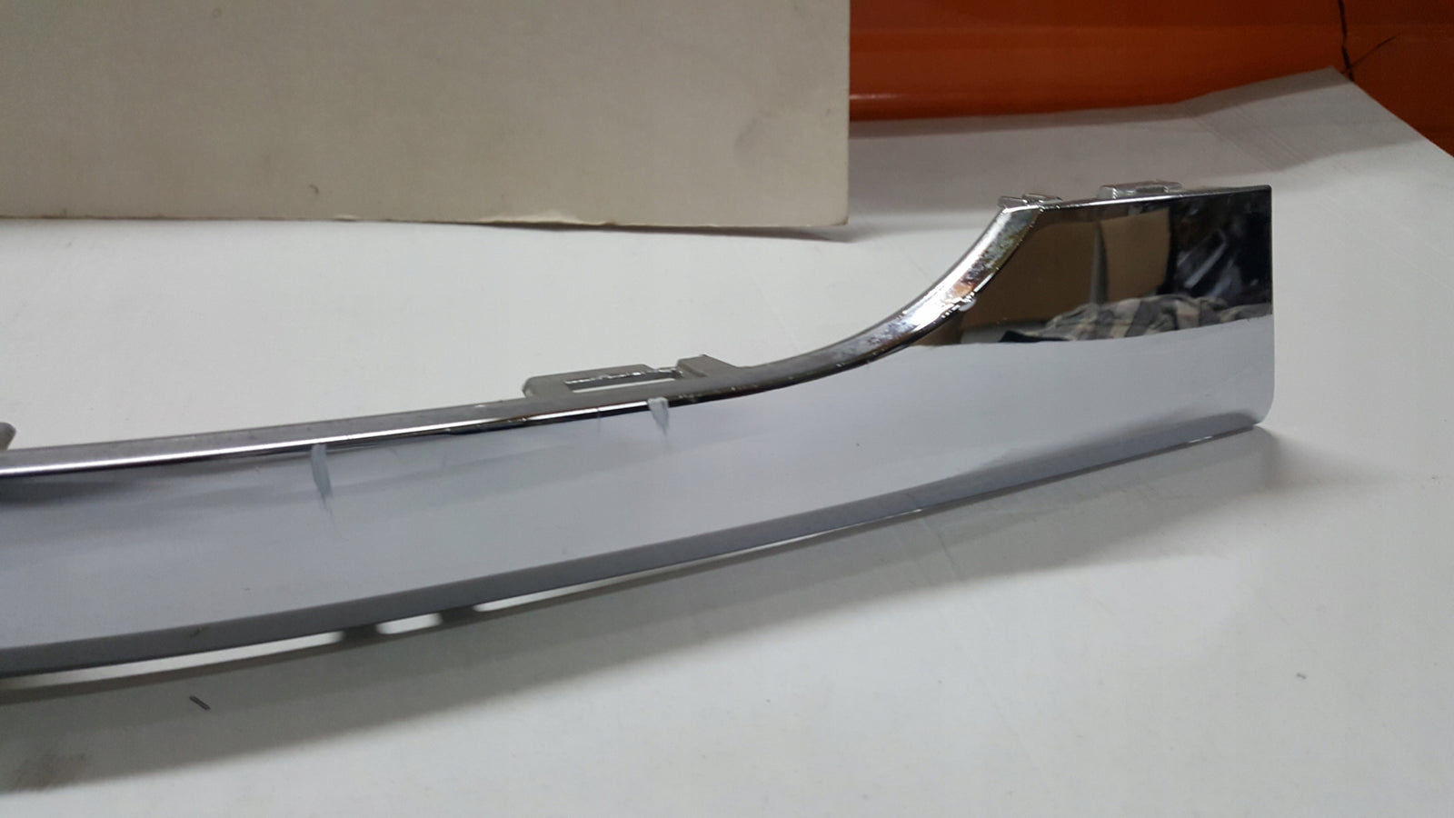 Listwa chrom zderzaka tylnego lewa strona VW TOUAREG 7P6853841 demontaż