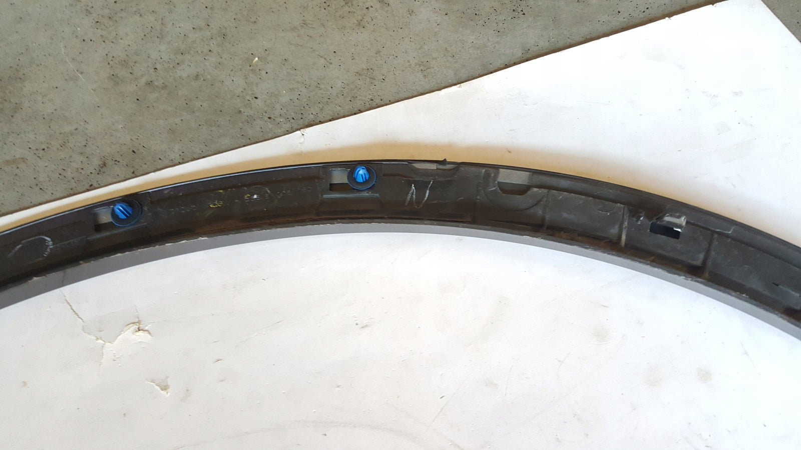 Listwa błotnika prawy tył AUDI Q5 80A853818A demontaż