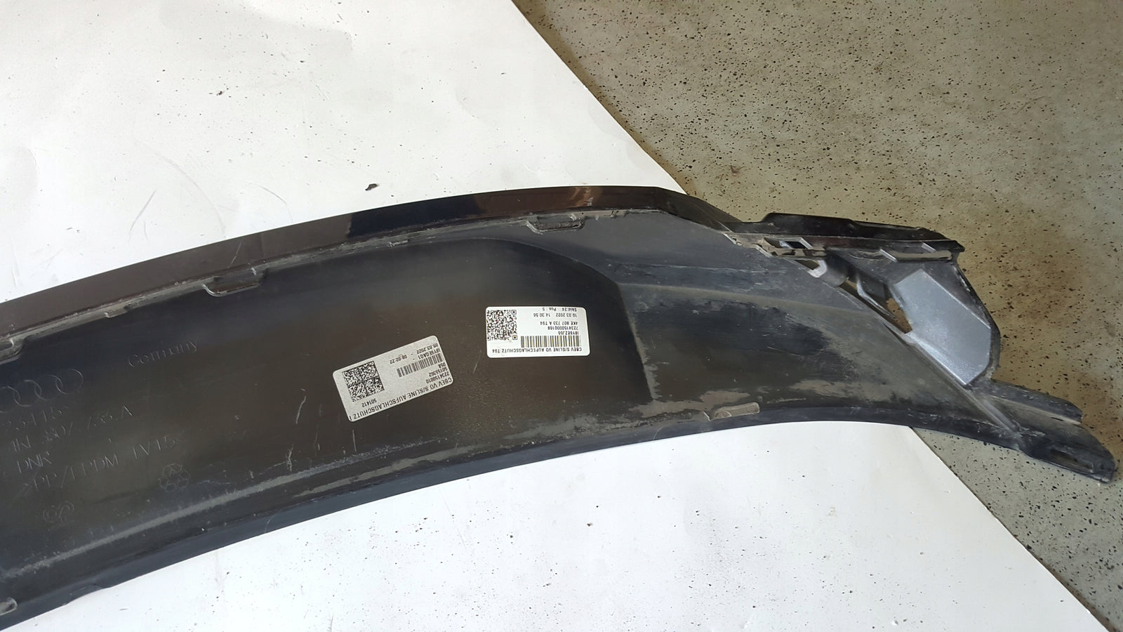 Dokładka spoiler zderzaka przedniego AUDI E-TRON 4KE807733A demontaż