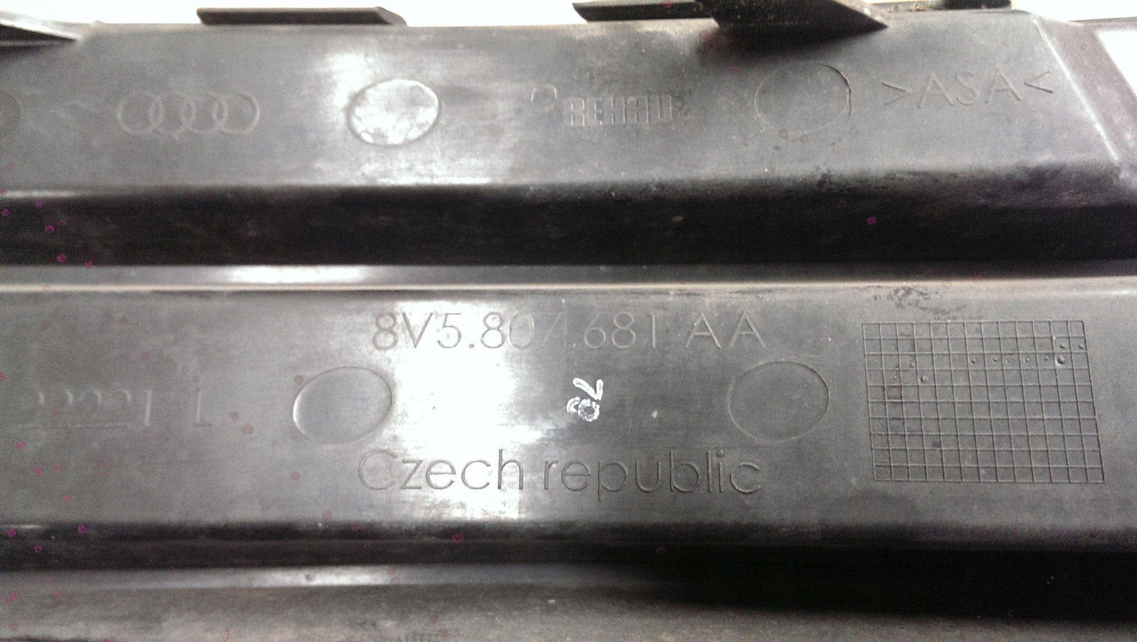 Kratka zderzaka lewy przód AUDI A3 RS3 8V5807681AA