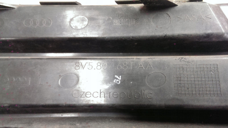 Kratka zderzaka lewy przód AUDI A3 RS3 8V5807681AA