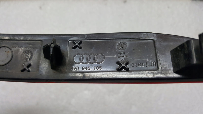Odblask zderzaka tylnego lewa strona AUDI A3 8V0945105 demontaż
