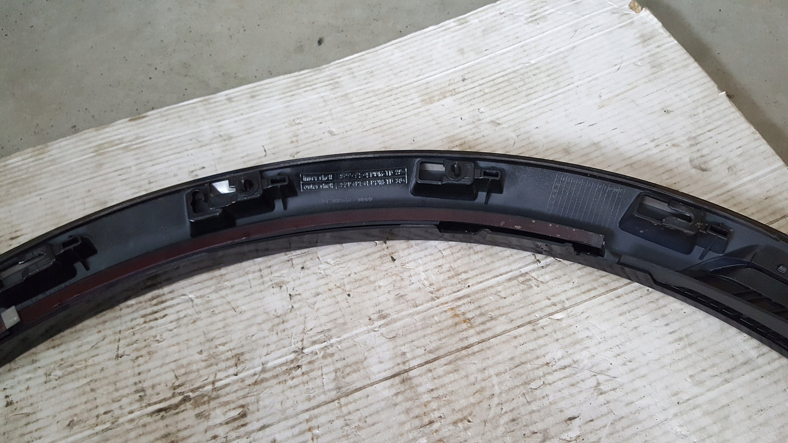 Listwa błotnika lewy przód AUDI E-TRON 4KE853717D