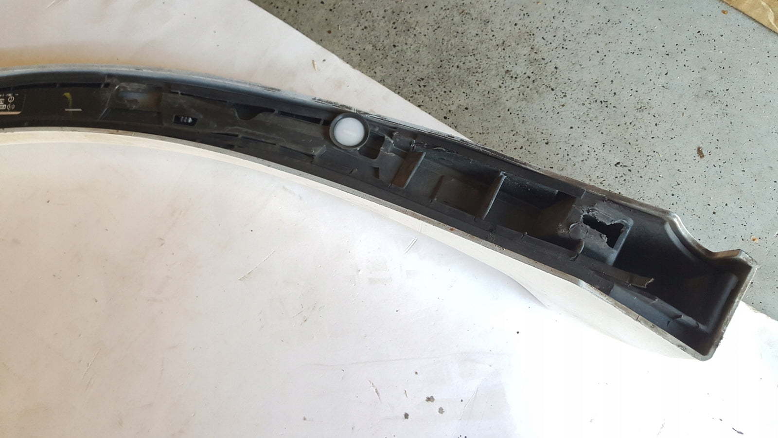Listwa błotnika lewy tył AUDI Q5 80A853817B demontaż
