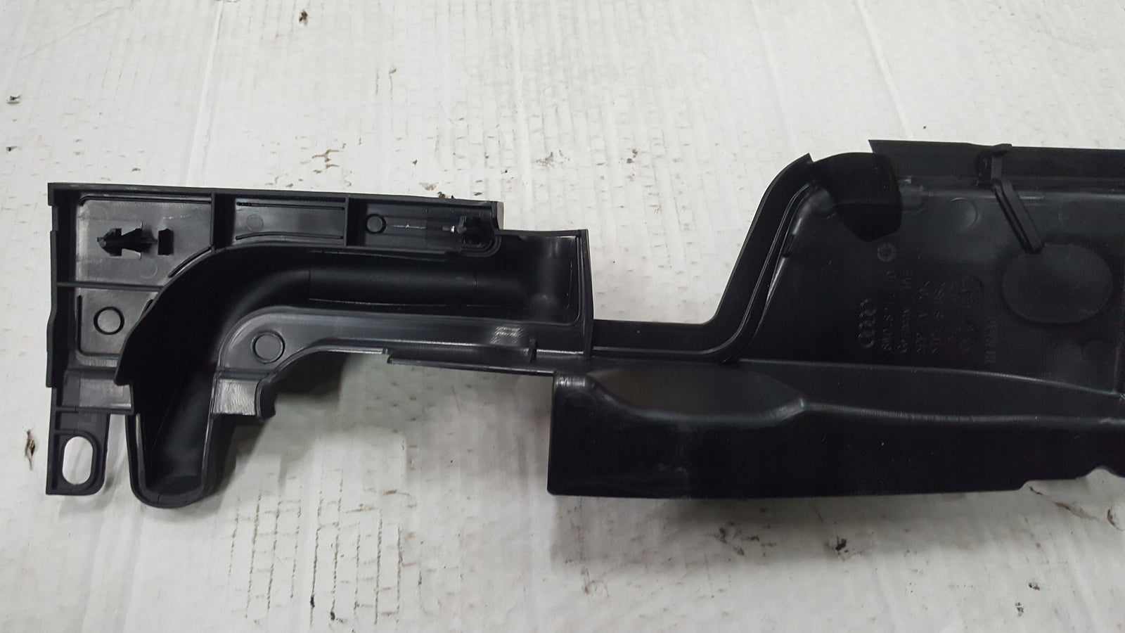 Nakładka błotnika prawy przód AUDI A4 B9 8W0821170