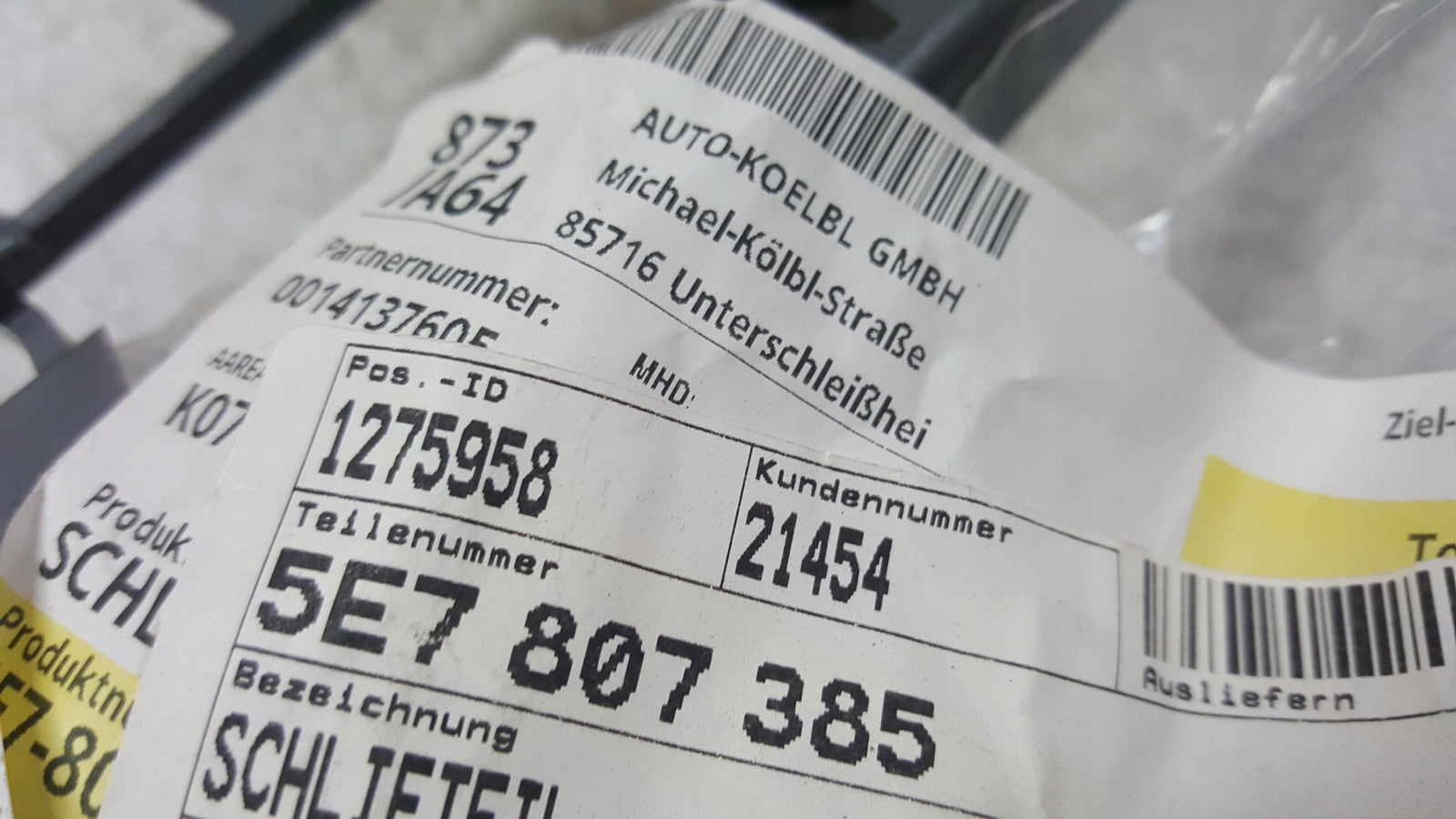 NOWY ORYGINALNY ślizg zderzaka tylnego SKODA OCTAVIA IV 5E7807385
