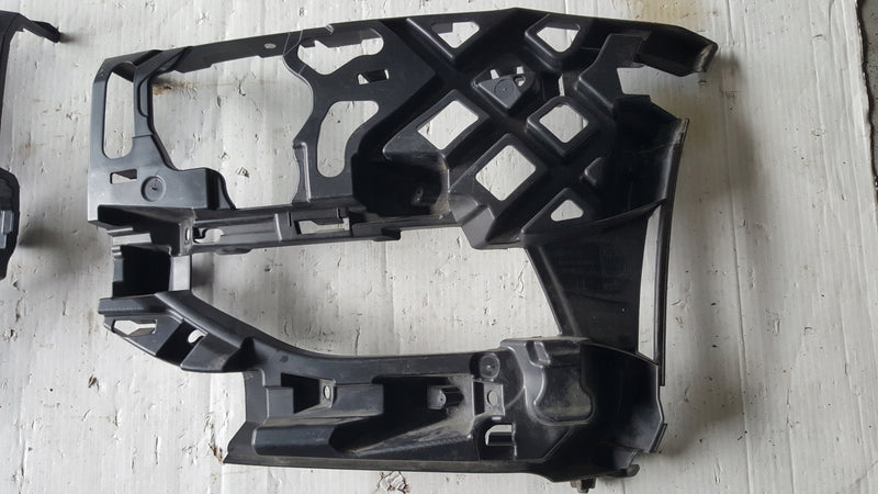 Ślizgi zderzaka przedniego VW GOLF VII 5G0807723F 5G0807724F demontaż